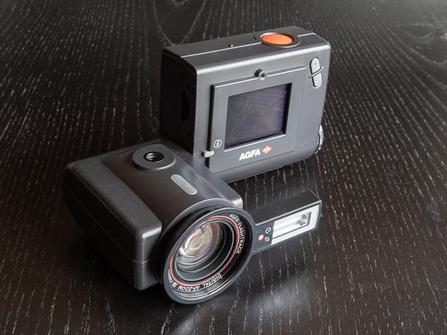 Agfa ePhoto 1280 in selfie mode.