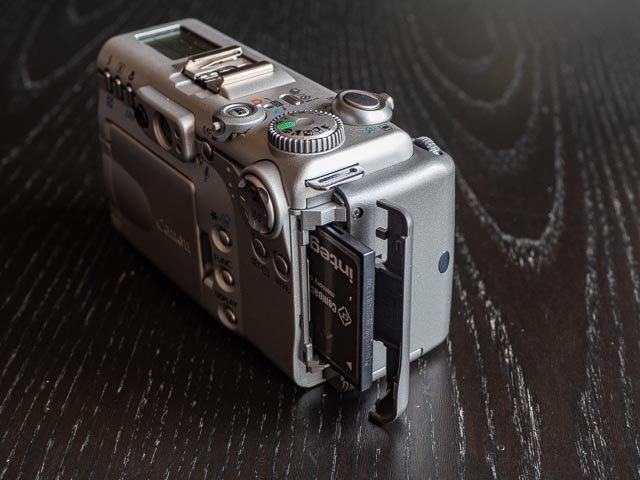 Canon Powershot G3 memory card compartment.