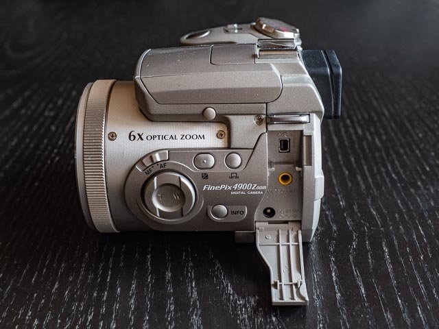Fujifilm Finepix 4900 Zoom ports