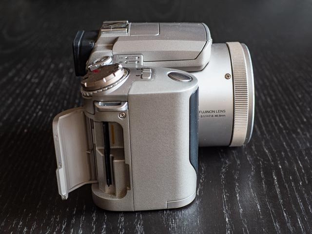 Fujifilm Finepix 4900 Zoom memory card compartment