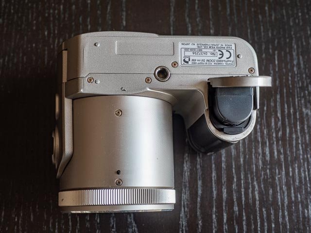 Fujifilm Finepix 4900 Zoom bottom