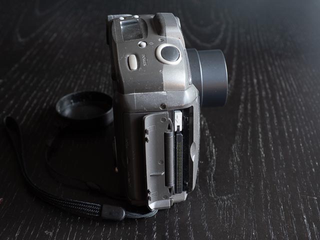 Kodak DC260 Zoom memory card compartment.