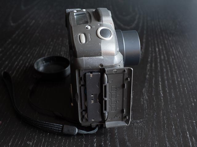 Kodak DC260 Zoom battery compartment.