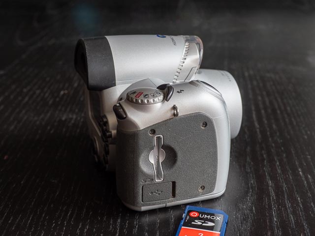 Konica Minolta DiMAGE Z10 memory card slot with memory card inserted