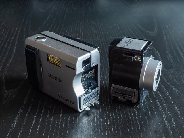Minolta DiMÂGE EX Zoom 1500 with camera and lens/sensor module separated.