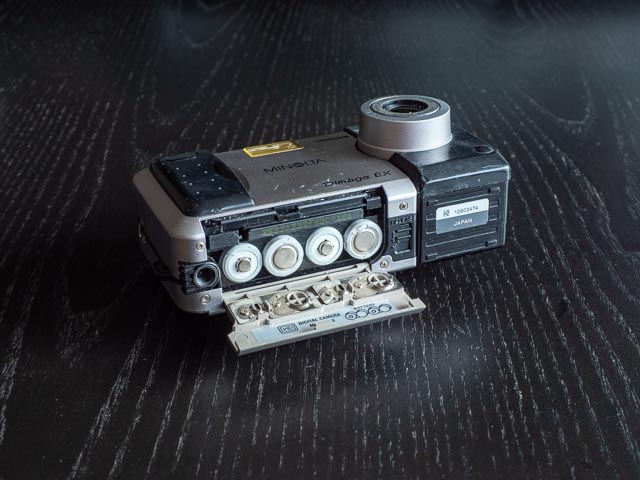 Minolta DiMÂGE EX Zoom 1500 battery and memory card compartment