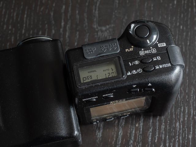 Nikon Coolpix 950 top-plate controls