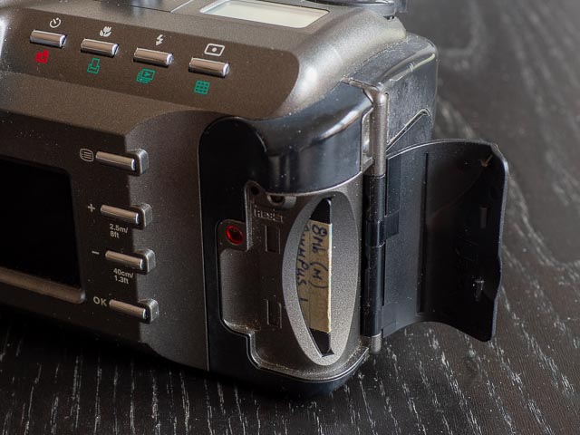 Olympus Camedia C-1400L memory card compartment