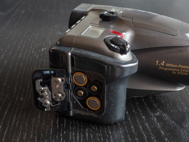 Olympus Camedia C-1400L battery compartment