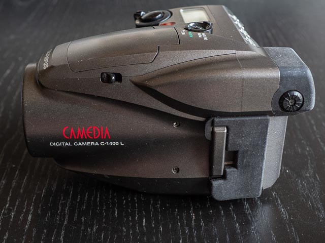 Olympus Camedia C-1400L left hand side