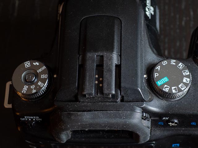 Sony Alpha 100 flash shoe