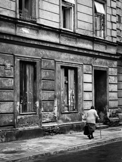 Krakow, Poland - 1998 - Canon EOS 5 + Canon EF 28-105mm f/3.5-4.5 USM + Ilford XP2 400