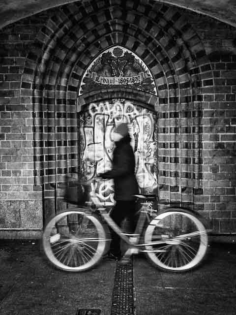 Cyclist on the Oberbaumbrücke - Olympus OM-D E-M10 + Panasonic Leica DG Summilux 25mm f/1.4 Asph.