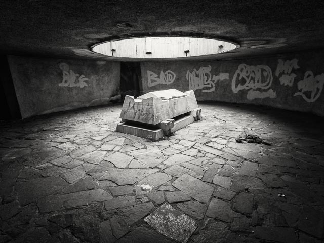 Monument of the Three Generations 4