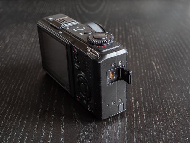 Sigma DP2 Merrill right hand side